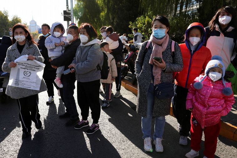 FOTO: China hizo un llamamiento a la vigilancia por olas de enfermedades respiratorias. 