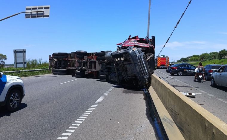 El camión volcó tras un siniestro 