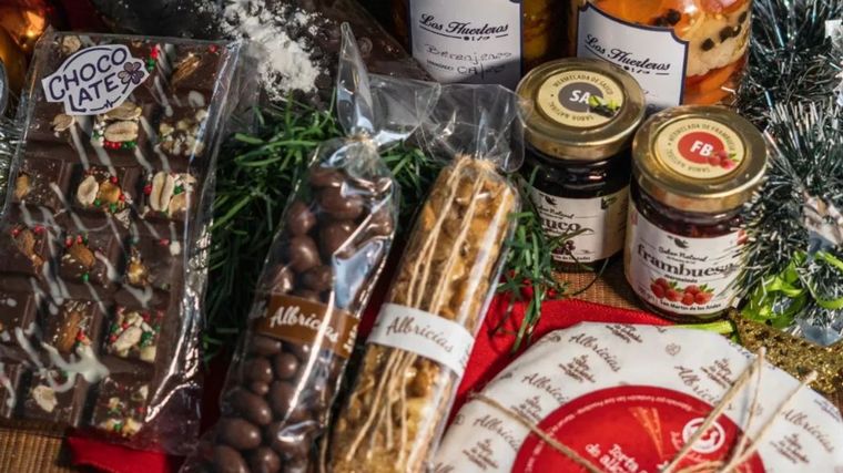 Cajas navideñas inclusivas con motivos extras para brindar