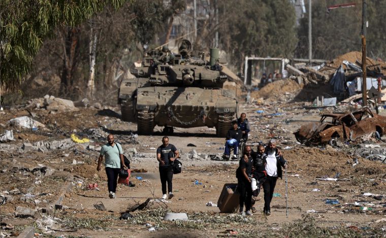 FOTO: Palestinos huyen hacia el sur de Gaza.