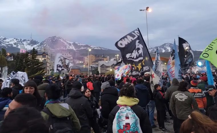 Fanáticos de La Renga coparon Usuhaia (Foto: Twitter @elnegrogalileo).