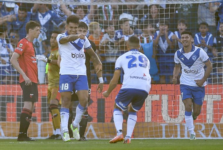 FOTO: Castro y Jara celebran el primer gol de Vélez. 