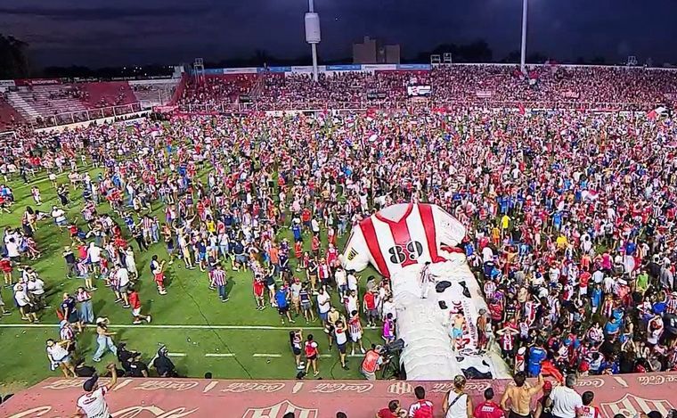 Los hinchas de Unión invadieron la cancha. (Foto: Captura Transmisión)