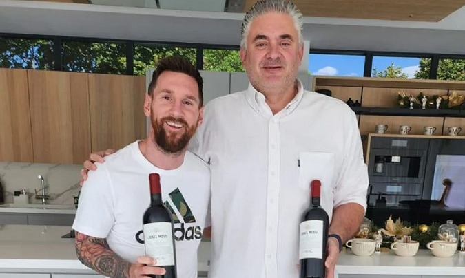 El enólogo Silvio Alberto junto a Messi. 