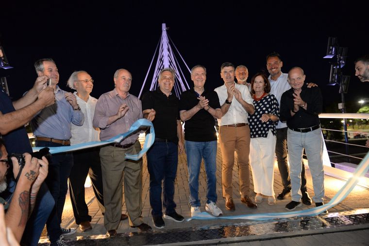 Schiaretti y Llaryora inauguraron el nuevo puente peatonal “450 Aniversario”