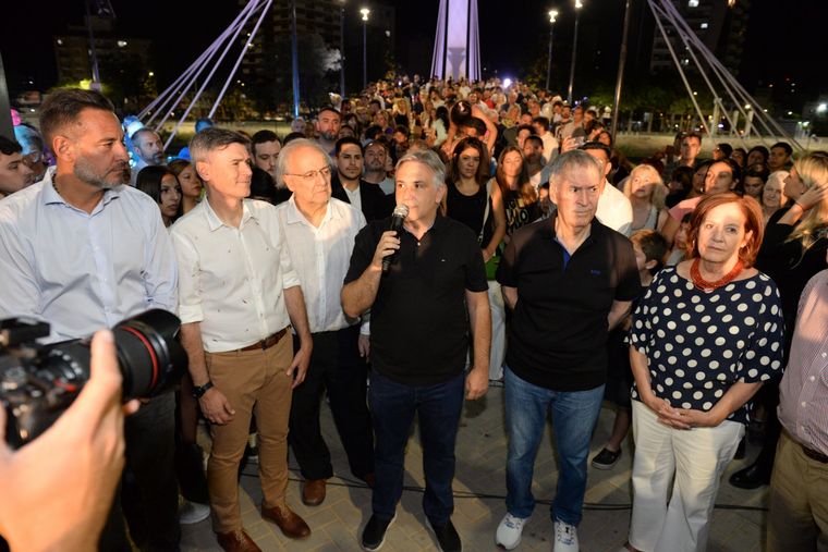 FOTO: Schiaretti y Llaryora inauguraron el nuevo puente peatonal “450 Aniversario”