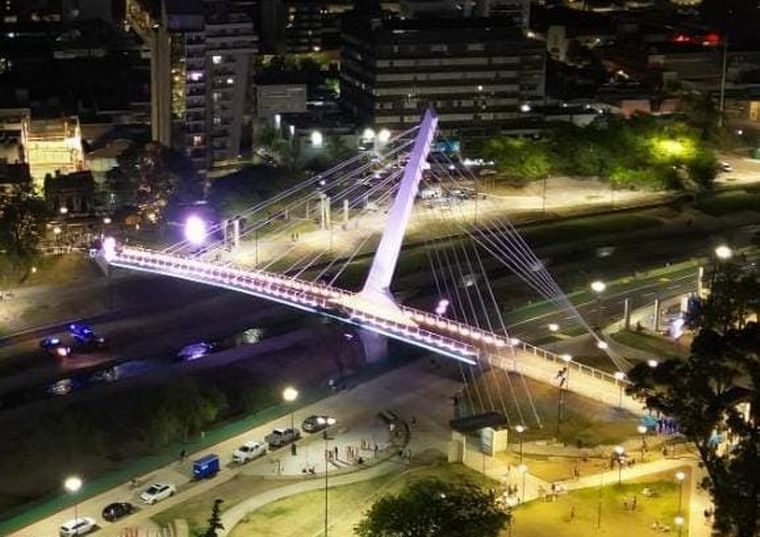 FOTO: Schiaretti y Llaryora inauguraron el nuevo puente peatonal “450 Aniversario”