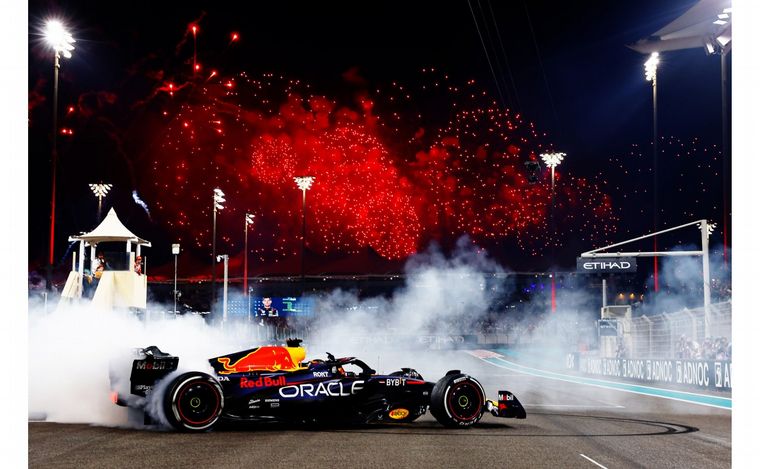 El campeón festejó haciendo 'donuts' en la recta con su RB19