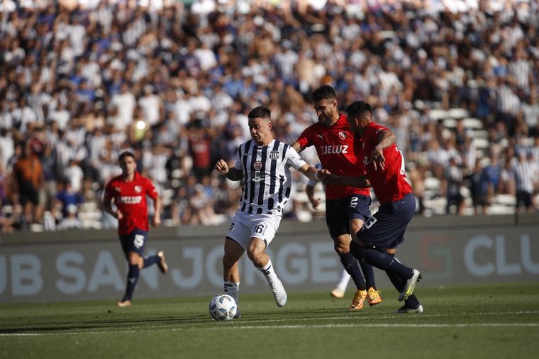 FOTO: Talleres e Independiente se enfrentan en el Kempes.