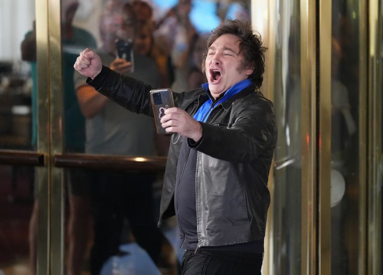 El presidente electo, Javier Milei, al retirarse este domingo a la tarde del hotel. 