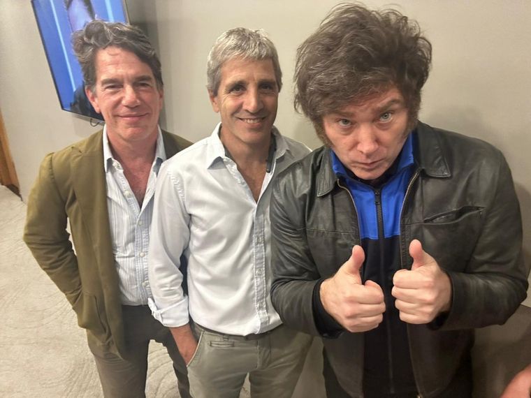 Antes de partir, Javier Milei publicó una foto con Nicolás Posse y Luis Caputo. 