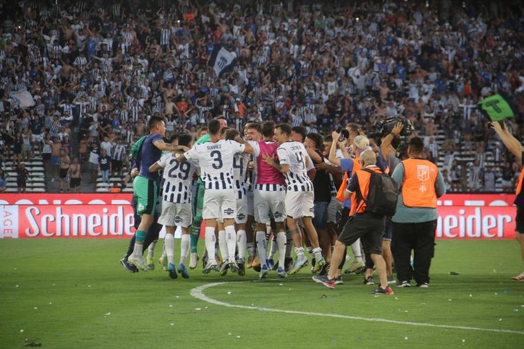 El plantel de Talleres festeja un triunfo clave ante Independiente.