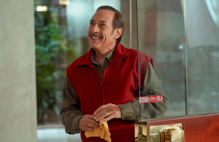 Eliseo sonríe pero es ventajero y está dispuesto a todo para mejorar su posición.