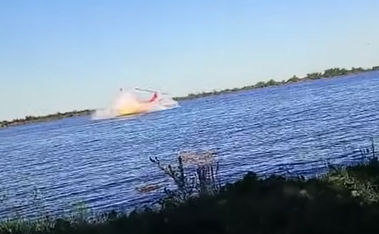 Un helicóptero cayó al Paraná frente a Ramallo.