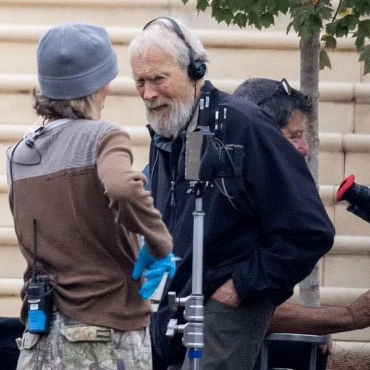 FOTO: Clint Eastwood le da instrucciones a un asistente durante el rodaje de 
