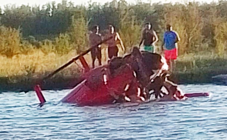 FOTO: Un helicóptero cayó al agua en el río Paraná.