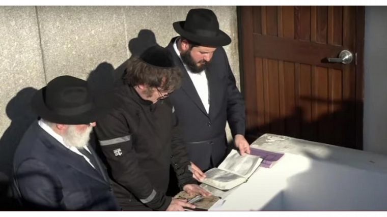 FOTO: Milei llegó a Estados Unidos y visita la tumba de un rabino en Nueva York