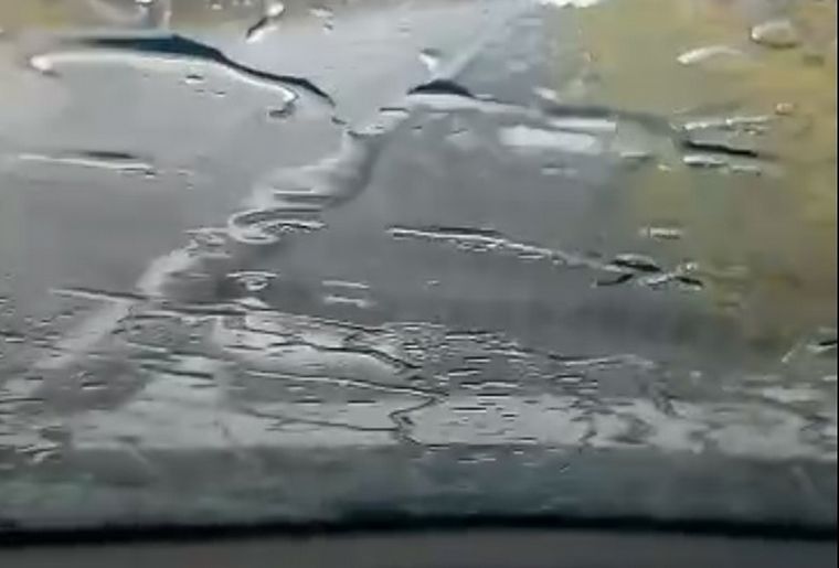 FOTO: La tormenta en las Altas Cumbres, vista desde adentro de un automóvil (captura).  