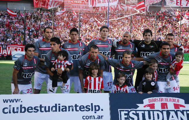 El plantel de Sabella posa para los fotógrafos tras entrar a la cancha. 