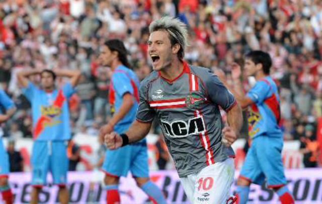 ''La Gata'' Fernández celebra el gol de Rodrigo López, que abrió el camino al título. 