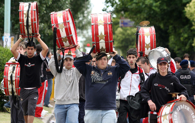 Los simpatizantes de Estudiantes llegan a la cancha de Quilmes. 