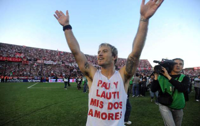 ''La Gata'' Fernández, uno de los hombres clave del ''Pincha'', festeja el título. 