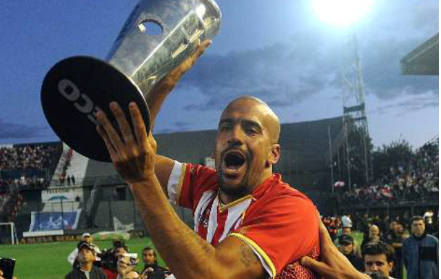 ''La Brujita'' Verón levanta la copa en el animado festejo del ''Pincha''. 