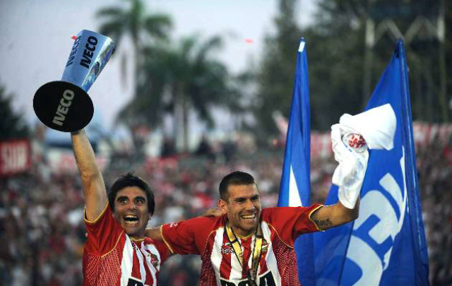 Braña y Re festejan el nuevo campeonato del ''Pincha''. 