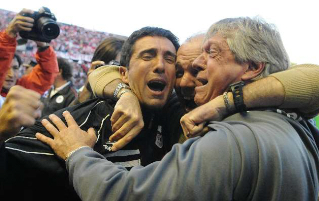 El DT de Estudiantes, Alejandro Sabella (centro), festeja el título junto a sus colaboradores. 