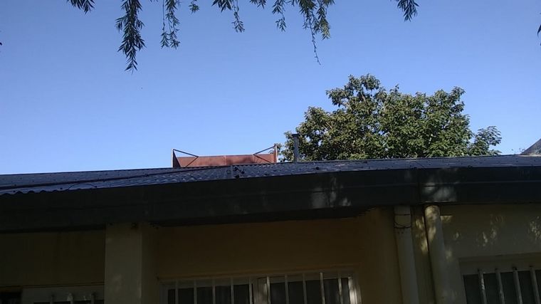 Se robaron dos tanques de agua de un jardín de infantes en Córdoba.