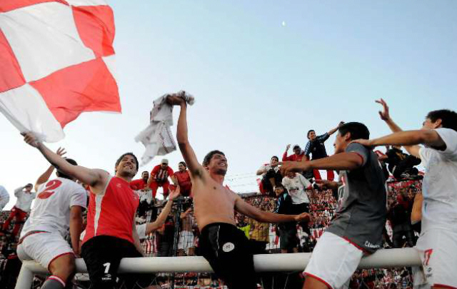 Los jugadores del ''Pincha'' desatan su alegría y festejan el título junto a su hinchada.
