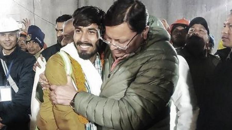 Rescataron a los 41 obreros atrapados tras el derrumbe en un túnel