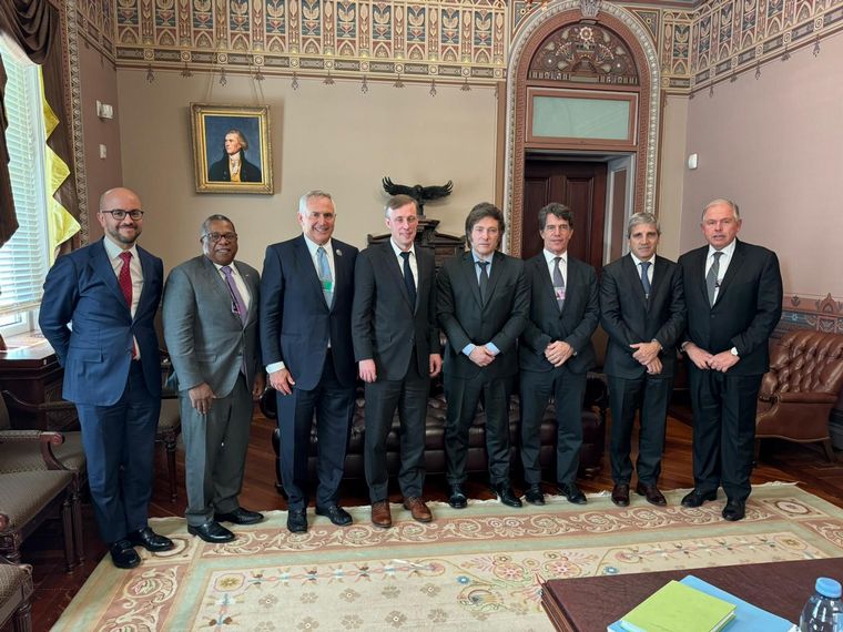 FOTO: Milei, con la delegación argentina y los funcionarios de la Casa Blanca. 
