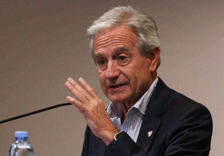 Andrés Ibarra en conferencia de prensa.