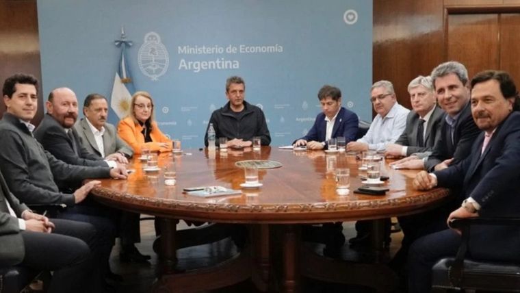 Massa se reunió con gobernadores para avanzar en el pago de sueldos y aguinaldos