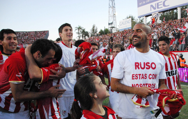 Los jugadores del ''Pincha'', felices por el campeonato obtenido. 
