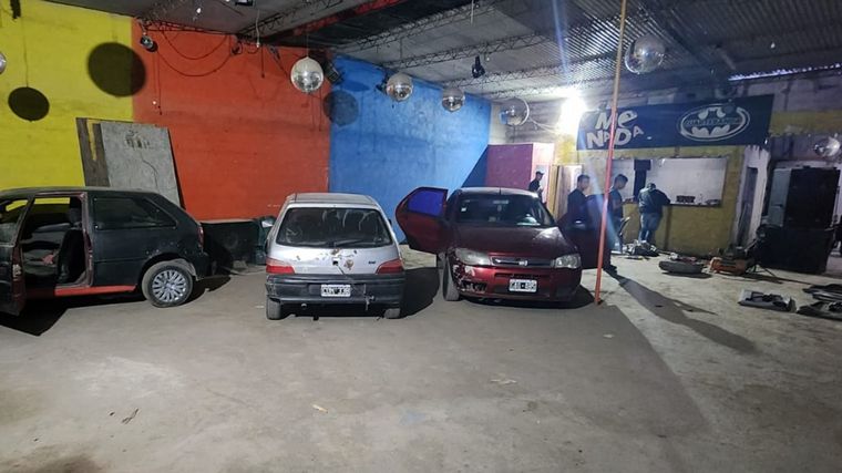 Desbaratan un desarmadero en Villa La Tela y detienen a 32 personas