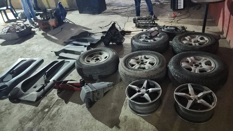 Desbaratan un desarmadero en Villa La Tela y detienen a 32 personas