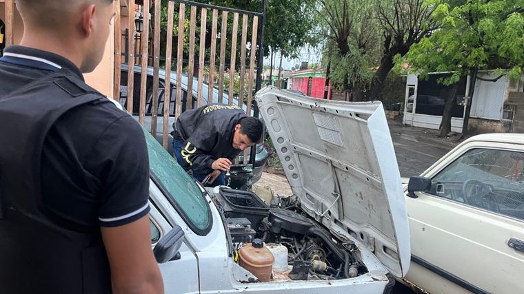 Desbaratan un desarmadero en Villa La Tela y detienen a 32 personas