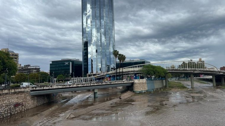 Costanera cortada por acumulación de barro y agua tras la lluvia