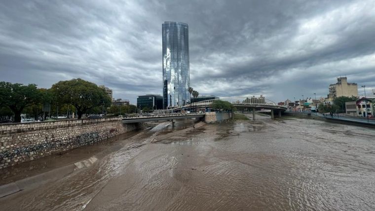 Costanera cortada por acumulación de barro y agua tras la lluvia