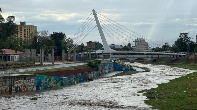 Costanera cortada por acumulación de barro y agua tras la lluvia
