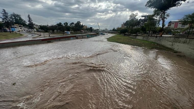 Costanera cortada por acumulación de barro y agua tras la lluvia