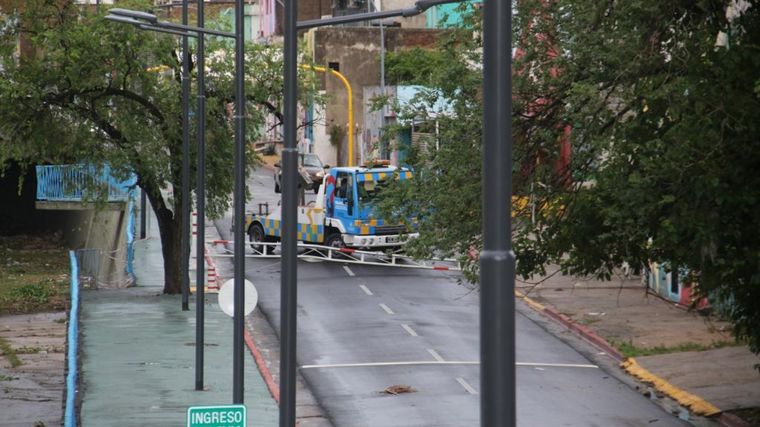 Costanera cortada por acumulación de barro y agua tras la lluvia
