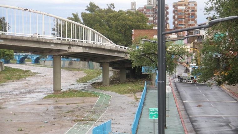 Costanera cortada por acumulación de barro y agua tras la lluvia