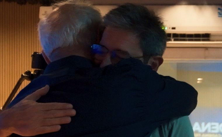 El abrazo del reencuentro entre Fino Pizarro y Chema Forte.