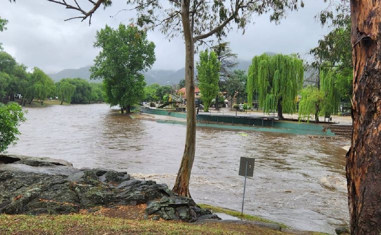 Creciente en el río Santa Rosa, en el valle de Calamuchita.