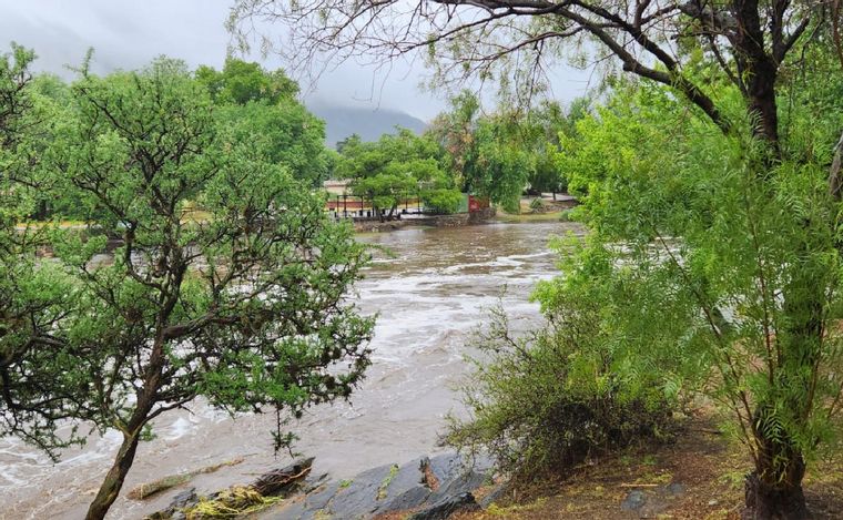 Creciente en el río Santa Rosa, en el valle de Calamuchita.