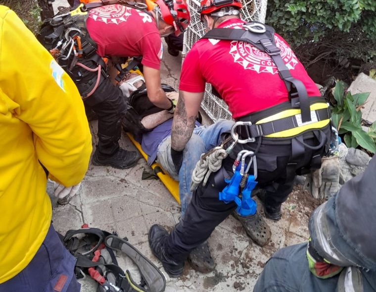 FOTO: Rescataron a un hombre que cayó a un pozo de 10 metros de profundidad