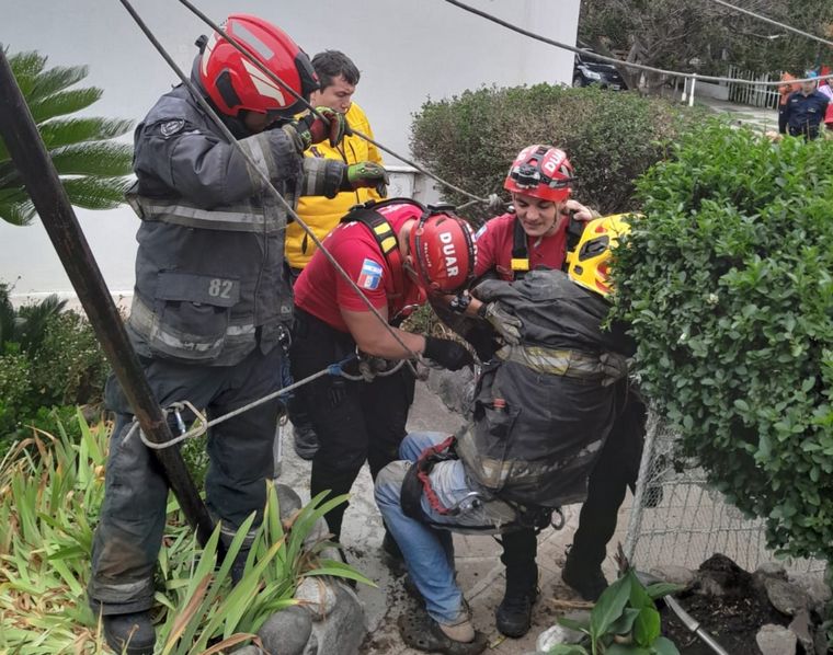 FOTO: Rescataron a un hombre que cayó a un pozo de 10 metros de profundidad